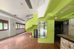 Limpieza de local restaurante en la calle Humanista Mariner, barrio de Patraix, Valencia